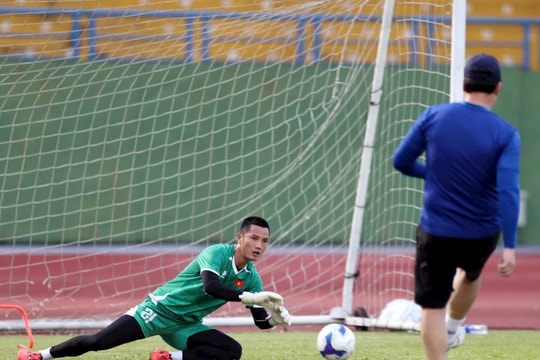 HLV Kim Sang-sik đón tin vui: Thủ môn Đình Triệu trở lại