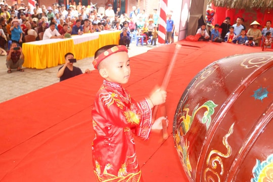 'Tay trống' nhí điêu luyện gây 'sốt' tại Lễ hội Đền - chùa Gám