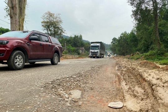 Chậm tiến độ Quốc lộ 7: Hiểm họa rình rập, nguy cơ lãng phí