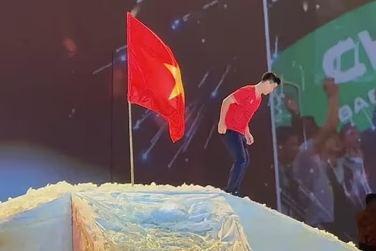 Duy Mạnh, Hai Long tái hiện khoảnh khắc lịch sử của bóng đá Việt Nam; Sociedad gọi chiến thắng của MU là 'ô nhục'