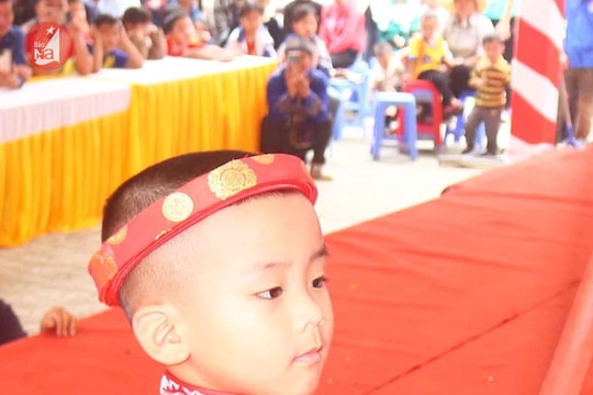 Bé trai 5 tuổi đánh trống tế điêu luyện tại Lễ hội Đền - Chùa Gám