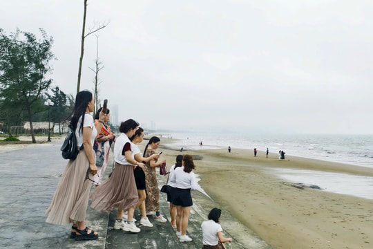 Ngắm vẻ đẹp bình yên của biển Cửa Lò tháng 3