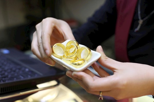 Giá vàng hôm nay 18/3/2025: Giá vàng trong nước tăng, vàng thế giới trở lại mốc 3000 USD