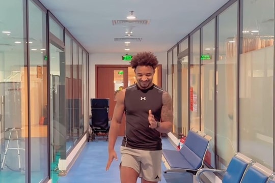 Nguyễn Xuân Son sải bước không cần nạng; Hình ảnh Messi giẫm lên áo đấu Barcelona