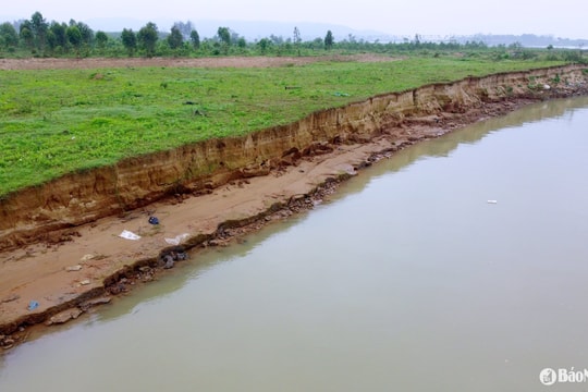 Cận cảnh sạt lở đất nghiêm trọng dọc sông Lam