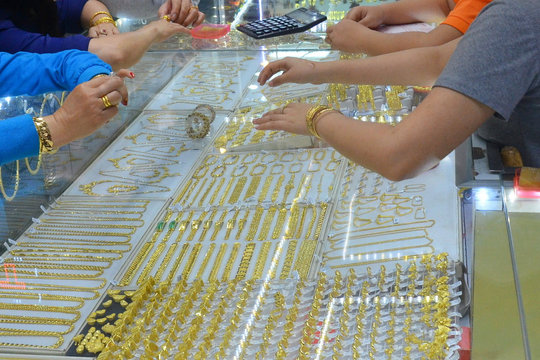 Giá vàng hôm nay 18/3: Giá vàng trong nước tăng phi mã lên đỉnh sát 100 triệu