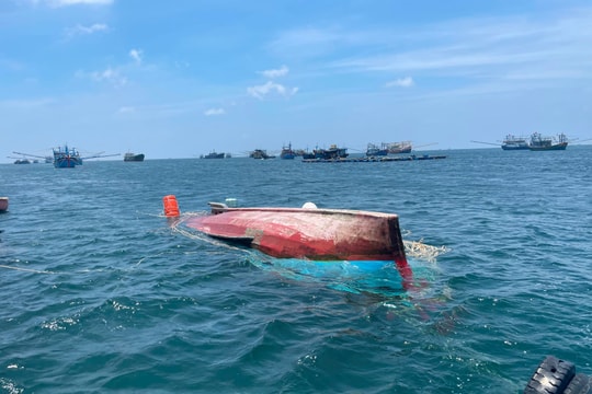 Chìm tàu cá trên đường vào lạch, 4 thuyền viên mất tích