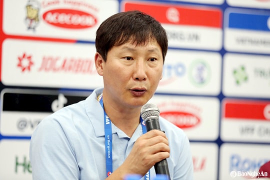 HLV Kim Sang-sik: Chiến thắng trước Campuchia là bước chuẩn bị quan trọng cho trận gặp Lào