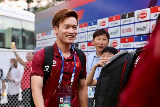 Tiền vệ Hoàng Đức báo tin vui cho huấn luyện viên Kim Sang-sik