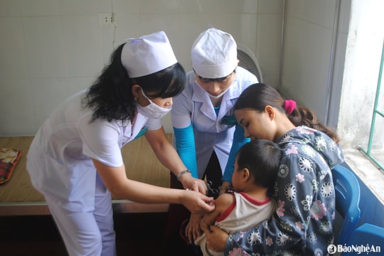 Nghệ An đẩy mạnh chiến dịch tiêm chủng vắc-xin sởi để ngăn chặn dịch bệnh