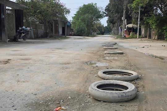 Người dân thành phố Vinh dùng lốp xe 'vá' mặt đường