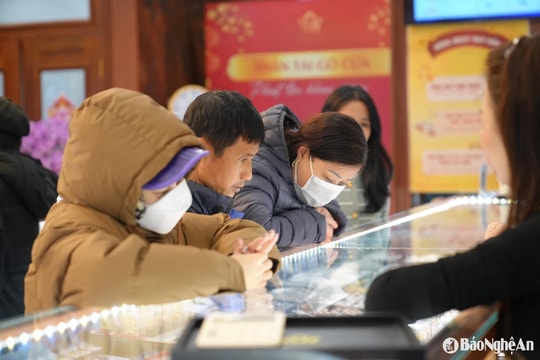 Giá vàng tại Nghệ An giảm nhẹ, người dân tranh thủ mua vào