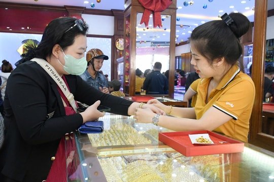 Giá vàng hôm nay 20/3: Giá vàng trong nước tăng giảm quanh mốc 100 triệu