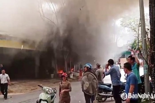 Cháy nhà dân ở thị trấn Thạch Giám (Tương Dương)