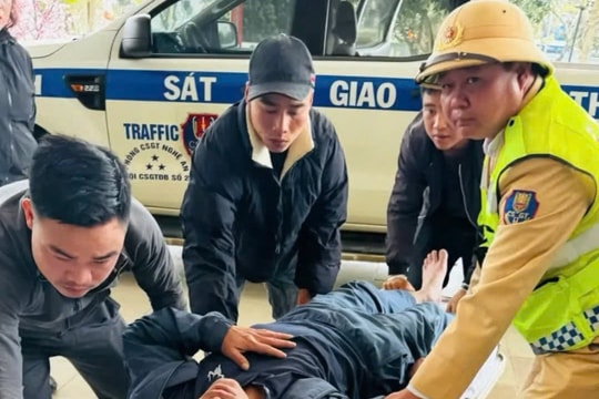 Cảnh sát giao thông Nghệ An kịp thời đưa người bị đột quỵ đi cấp cứu