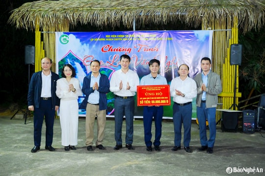 Lớp bồi dưỡng ngạch chuyên viên cao cấp trao nhà cho hộ nghèo huyện Con Cuông