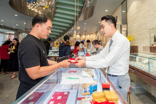 Giá vàng hôm nay 22/3/2025: Giá vàng trong nước và vàng thế giới có mức giảm mạnh nhất trong năm 2025