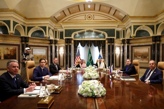 Thỏa thuận ngừng bắn hoàn toàn ở Ukraine ‘chỉ cách một hơi thở’