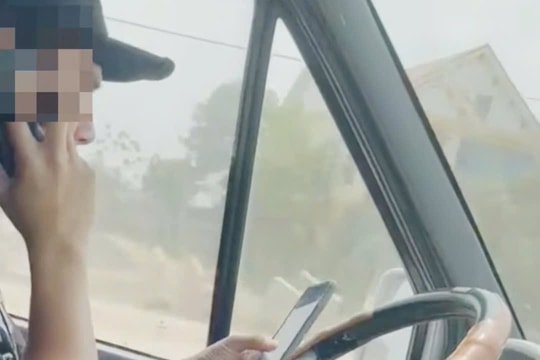Tài xế vừa lái xe vừa nghe điện thoại và nhắn tin khiến hành khách hoảng sợ