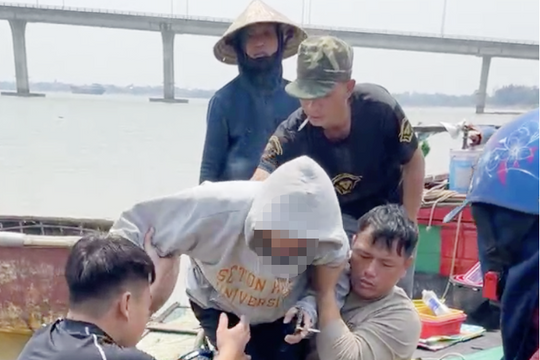 Cứu sống một nam thanh niên nhảy cầu Cửa Hội giữa trưa