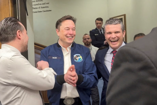 Elon Musk muốn những người làm rò rỉ thông tin ở Lầu Năm Góc bị truy tố