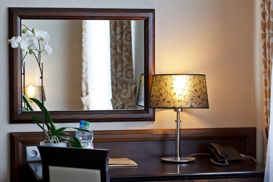 Mẹo nhận biết gương hai chiều trong phòng khách sạn