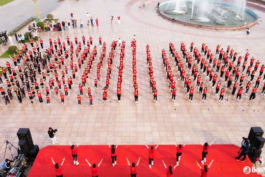 Sôi động chương trình đồng diễn Bước nhảy thể thao 'Vì một Việt Nam khỏe mạnh'