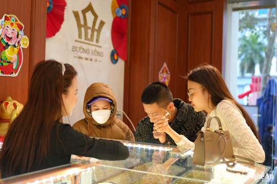 Người dân Nghệ An tranh thủ nhịp giảm để mua vàng