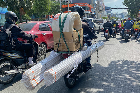Xe máy chở hàng cồng kềnh bị phạt bao nhiêu tiền?