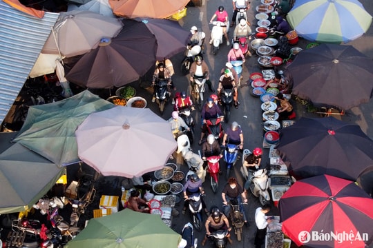 Nhiều tiểu thương biến lòng đường thành chợ tại TP. Vinh