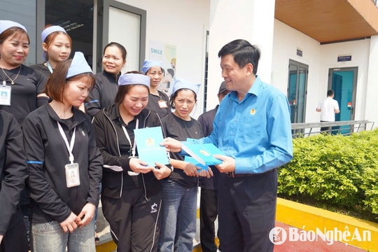 Liên đoàn Lao động tỉnh Nghệ An trao 120 suất quà hỗ trợ công nhân 6 doanh nghiệp