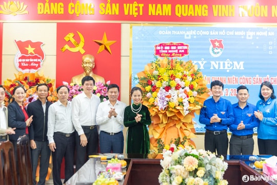 Phó Bí thư Tỉnh ủy Võ Thị Minh Sinh chúc mừng Tỉnh đoàn Nghệ An nhân ngày 26/3
