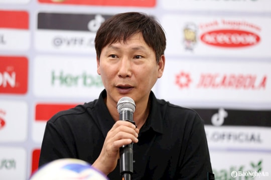 Huấn luyện viên Kim Sang-sik nói gì sau chiến thắng đậm của đội tuyển Việt Nam?