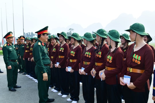 Bộ CHQS tỉnh thăm, động viên lực lượng nữ dân quân tự vệ