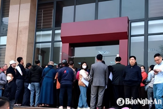 Số người làm thủ tục đất đai ở TP Vinh tăng đột biến