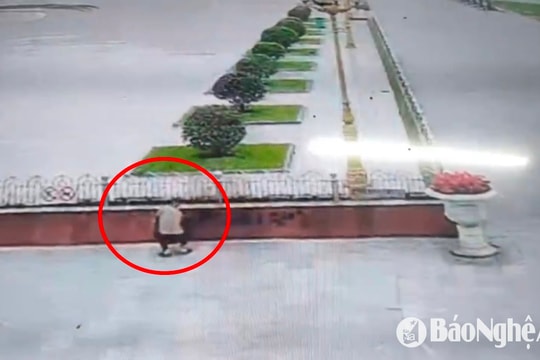 Người đàn ông xịt sơn lên tường quảng trường ở thành phố Vinh