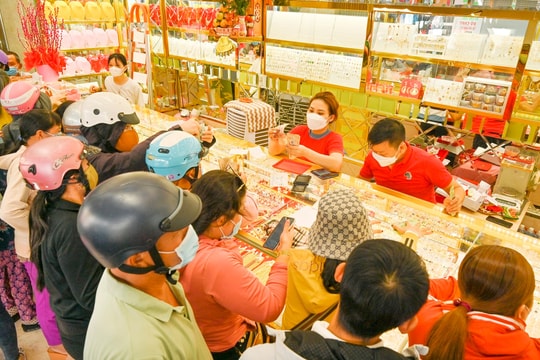 Giá vàng hôm nay 27/3/2025: Giá vàng trong nước tăng vượt mức 99 triệu đồng, vàng thế giới giảm nhẹ