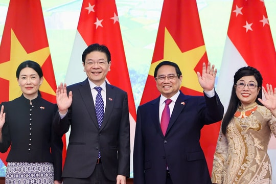 Thủ tướng Phạm Minh Chính chủ trì lễ đón Thủ tướng Singapore và Phu nhân