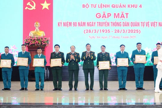 Bộ Tư lệnh Quân khu 4 gặp mặt kỷ niệm 90 năm ngày truyền thống dân quân tự vệ