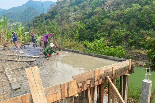 Bất chấp nguy hiểm, nhiều hộ dân ở Kỳ Sơn vẫn xây nhà ven sông Nậm Mộ