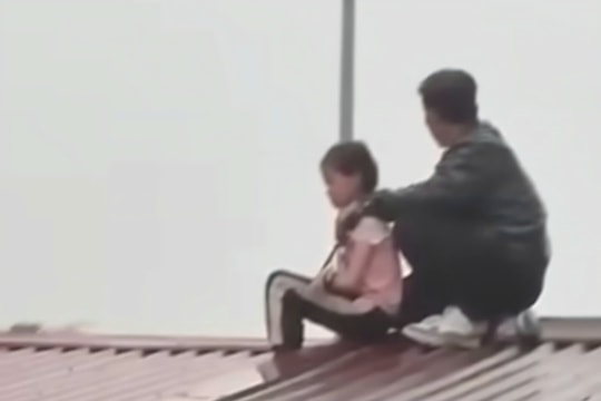 Giải cứu bé gái 9 tuổi bị gã đàn ông dùng dao khống chế, bắt làm con tin