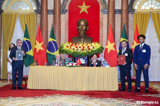 Tiền đạo Nguyễn Xuân Son nhận vinh dự đặc biệt khi Tổng thống Brazil thăm Việt Nam