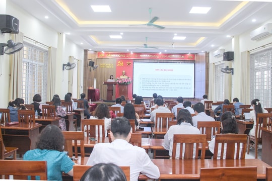 Gần 120 cán bộ được truyền đạt chuyên đề về bảo vệ nền tảng tư tưởng của Đảng và ứng dụng AI