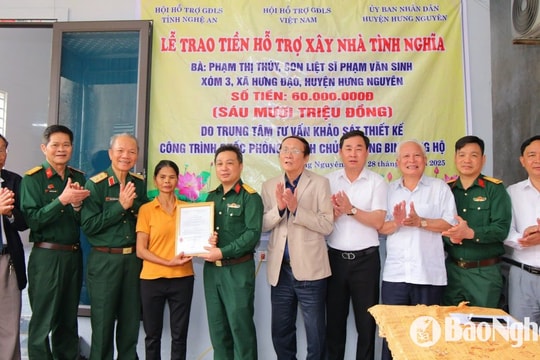 Trao 60 triệu đồng xây dựng nhà tình nghĩa ở Hưng Nguyên