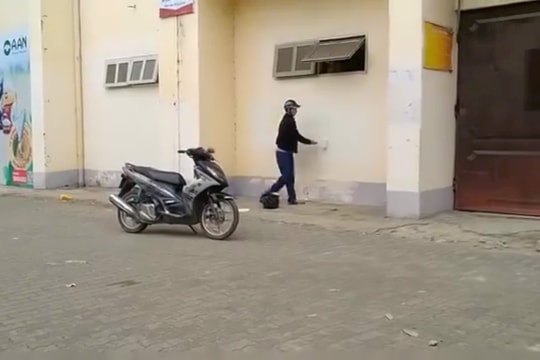 Yêu cầu người đàn ông xịt sơn 'khỏi hen 100%' ở thành phố Vinh xóa sạch chữ đã viết