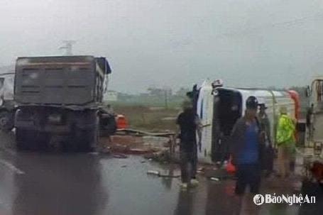 Xe chở học sinh bị tai nạn trên cao tốc đoạn qua Nghệ An