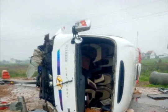 Thông tin thêm về vụ tai nạn trên cao tốc liên quan đến xe chở học sinh ở Nghệ An