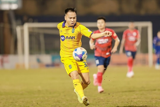 Sông Lam Nghệ An sử dụng đội hình nào ở trận tứ kết Cúp Quốc gia?