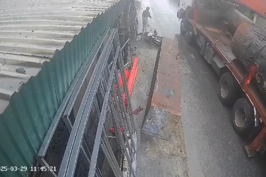 Xe chở gỗ đứt xích lăn xuống đường suýt gây tai nạn nghiêm trọng ở huyện Diễn Châu