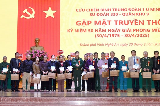 Trao quà cho các gia đình thân nhân liệt sĩ ở Nghệ An